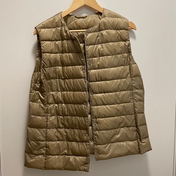 Uniqlo V-Neck Packable Puffer Vest - Picture 2 of 5